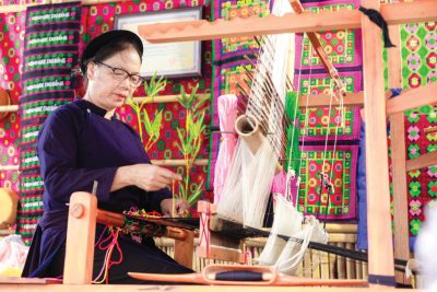 Truyền thống dệt thổ cẩm qua các thế hệ