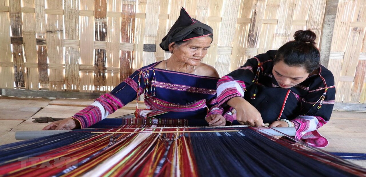 Bảo Tồn Nghề Dệt Thổ Cẩm Tây Nguyên