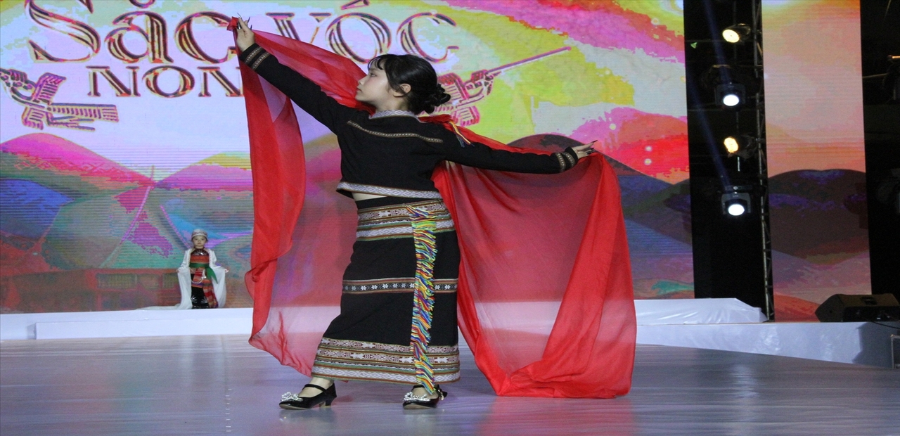 Xu Hướng Thời Trang Thổ Cẩm 2025
